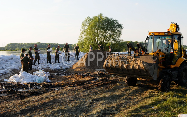 Strazacy zabezpieczaja tereny zagrozone zalaniem
