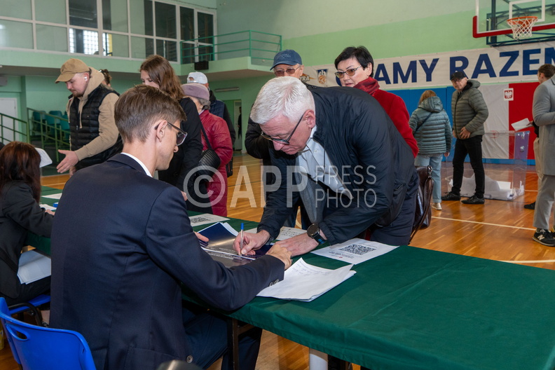 Prezydent Jaskowiak glosuje w wyborach