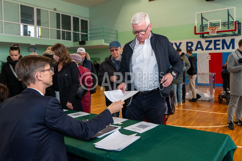 Prezydent Jaskowiak glosuje w wyborach