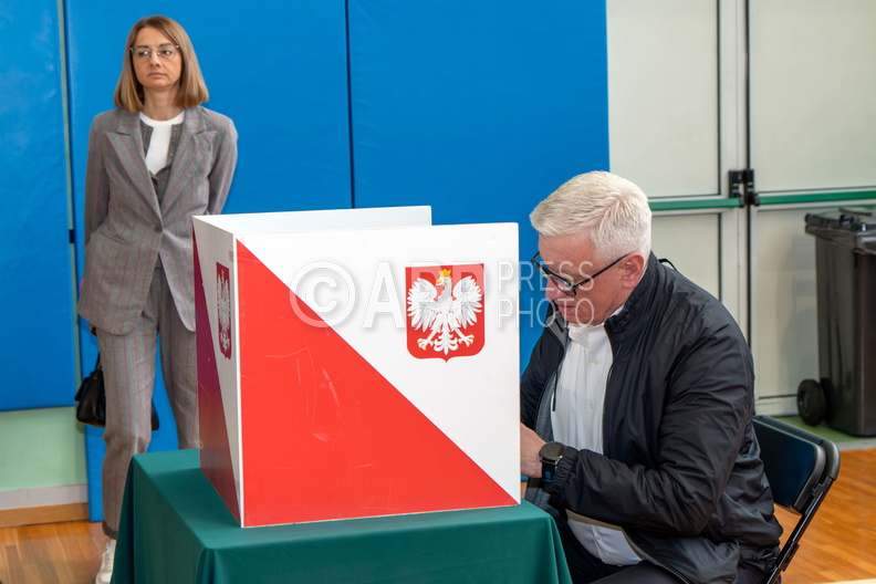 Prezydent Jaskowiak glosuje w wyborach