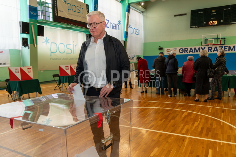Prezydent Jaskowiak glosuje w wyborach