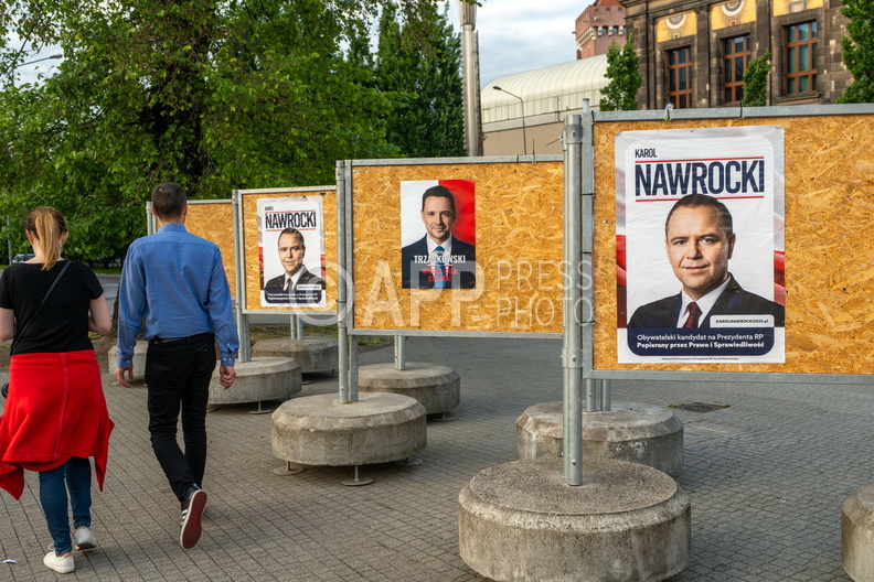 Plakaty wyborcze Nawrockiego i Trzaskowskiego w Poznaniu