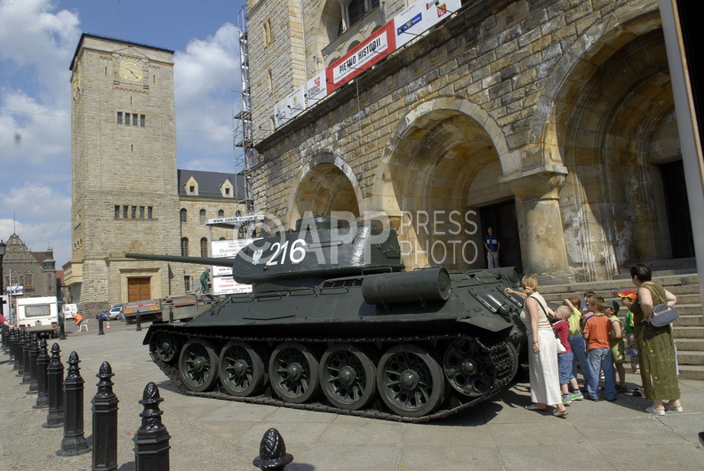 19.06.06 Poznan
Przygotowania do obchodow 50 rocznicy Poznanskiego Czerwca 56. N/z. Przed CK Zamek zostal przywieziony z Muzeum Broni Pancernej czolg T-34
Fot. Remigiusz Sikora/APP sire_060619_003.jpg