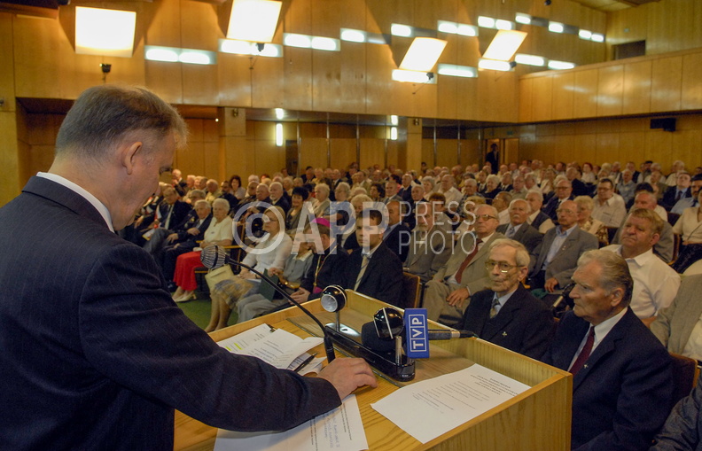 25.06.2006 Poznan
W Urzedzie Wojewodzkim odbylo sie spotkanie z kombatantami i uczestnikami poznanskiego Czerwca 56
N/z. Wojewoda Tadeusz Dziuba podczas przemowienia.
Fot. Remigiusz Sikora/APP sire_060625_001.jpg