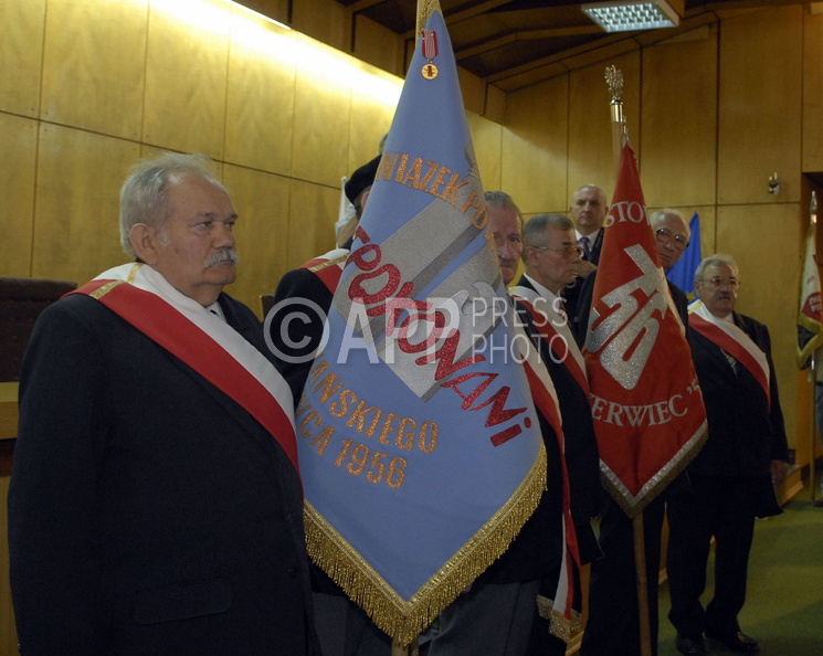 25.06.2006 Poznan W Urzedzie Wojewodzkim odbylo sie spotkanie z kombatantami i uczestnikami poznanskiego Czerwca 56 Nz. Poczty sztandarowe Zwiazku Powstancow Poznanskiego Czerwca 1956 Niepokonani i Stowarzyszenia Poznanski Czerwiec 1956 Fot. Remigiusz Sikora/APP sire_060625_009.jpg