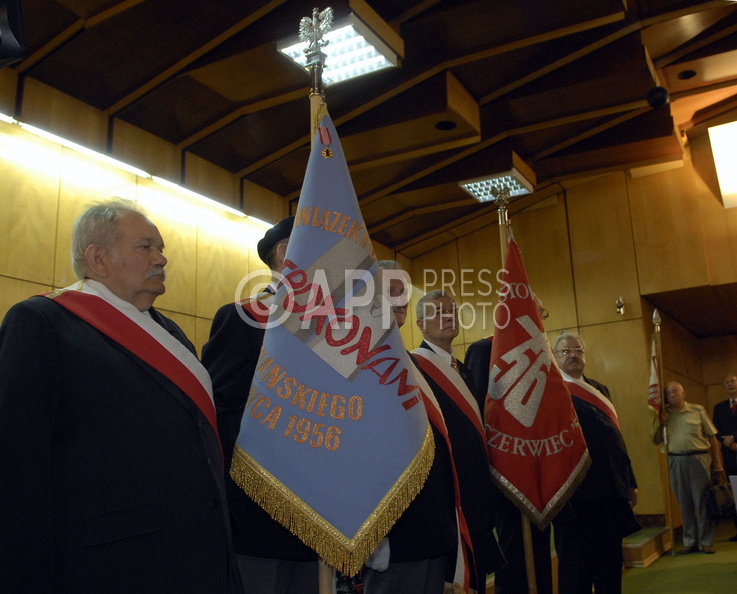 25.06.2006 Poznan W Urzedzie Wojewodzkim odbylo sie spotkanie z kombatantami i uczestnikami poznanskiego Czerwca 56 Nz. Poczty sztandarowe Zwiazku Powstancow Poznanskiego Czerwca 1956 Niepokonani i Stowarzyszenia Poznanski Czerwiec 1956 Fot. Remigiusz Sikora/APP sire_060625_010.jpg
