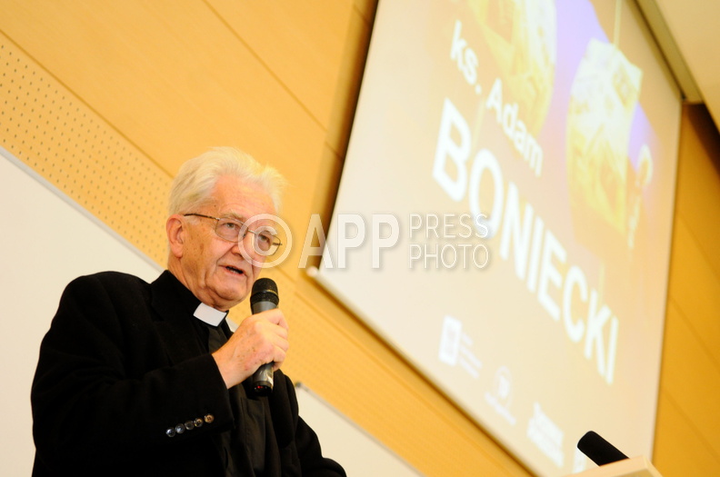 POZNAN 26.10.2009 KS ADAM BONIECKI PODCZAS SPOTKANIA ZE STUDENTAMI WYDZIALU NAUK POLITYCZNYCH I DZIENNIKARSTWA UAM
FOT REMIGIUSZ SIKORA/APP sire_20091026_002.jpg