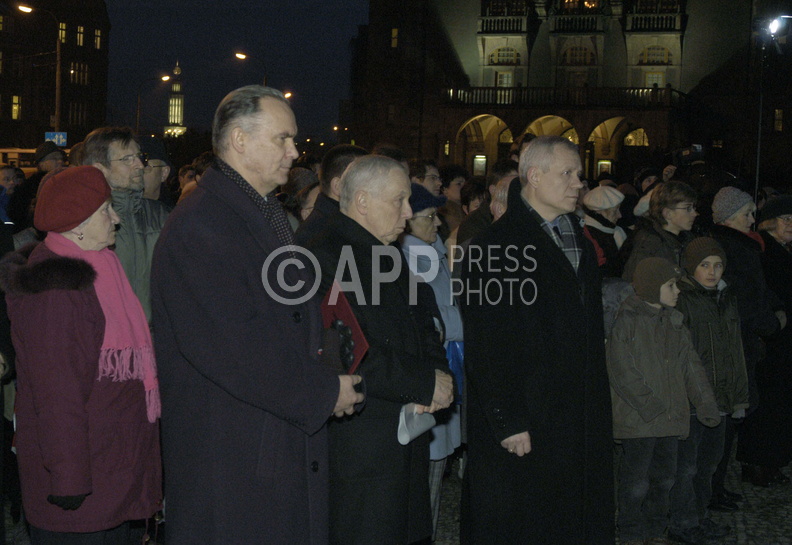 OZNAN 03.03.2006 DROGA KRZYZOWA NA PLACU MICKIEWICZA Z UDZIALEM MARSZALKA SEJMU MARKA JURKA. N/Z WOJEWODA WIELKOPOLSKI TADEUSZ DZIUBA, POSEL EUROPARLAMENTU MARCIN LIBICKI, MARSZALEK SEJMU MAREK JUREK. FOT REMIGIUSZ SIKORA/APP sire_060303_001.jpg