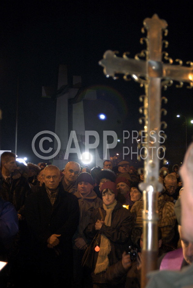 POZNAN 03.03.2006 DROGA KRZYZOWA NA PLACU MICKIEWICZA Z UDZIALEM MARSZALKA SEJMU MARKA JURKA FOT REMIGIUSZ SIKORA/APP sire_060303_005.jpg