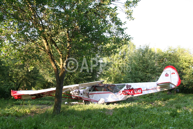 LUBIN 11.06.2006 WRAK AWIONETKI KTORA ROZBILA SIE W OKOLICACH WSI LUBIN W POWIECIE KOSCIANSKIM. SAMOLOT SPADL KILKADZIESIAT METROW OD CMENTARZA, NA KTORYM ODBYWALA SIE UROCZYSTOSC ODSLONIECIA TABLICY PAMIATKOWEJ KU CZCI OFIAR WOJNY. PRZELOT SAMOLOTU MIAL USWIETNIC UROCZYSTOSC. PILOT 54-LETNI OBYWATEL NIEMIEC ZGINAL NA MIEJSCU. FOT REMIGIUSZ SIKORA/APP sire_060611_005.jpg