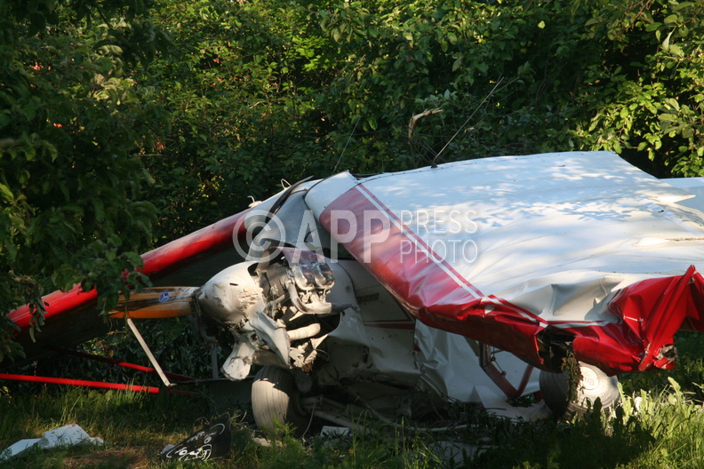 LUBIN 11.06.2006 WRAK AWIONETKI KTORA ROZBILA SIE W OKOLICACH WSI LUBIN W POWIECIE KOSCIANSKIM. SAMOLOT SPADL KILKADZIESIAT METROW OD CMENTARZA, NA KTORYM ODBYWALA SIE UROCZYSTOSC ODSLONIECIA TABLICY PAMIATKOWEJ KU CZCI OFIAR WOJNY. PRZELOT SAMOLOTU MIAL USWIETNIC UROCZYSTOSC. PILOT 54-LETNI OBYWATEL NIEMIEC ZGINAL NA MIEJSCU. FOT REMIGIUSZ SIKORA/APP sire_060611_007.jpg