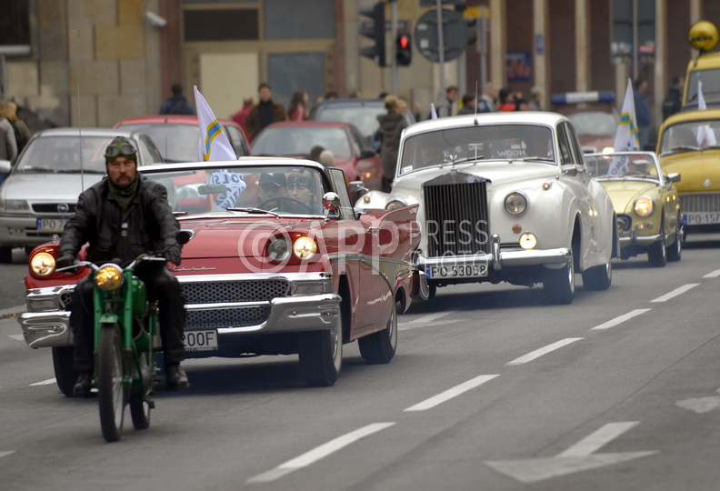 Parada zabytkowych pojazdow w Poznaniu