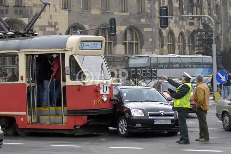 Kolizja podczas parady zabytkowych pojazdow w Poznaniu