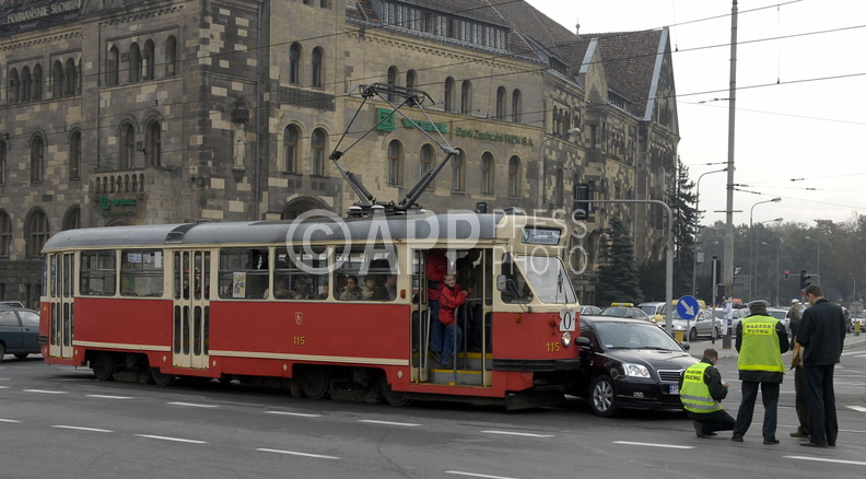 Kolizja podczas parady zabytkowych pojazdow w Poznaniu
