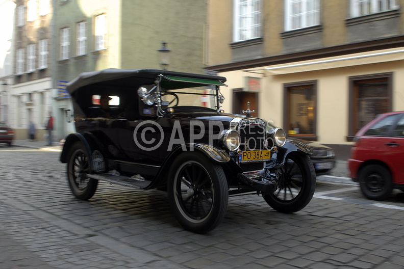 Ford T na paradzie zabytkowych pojazdow