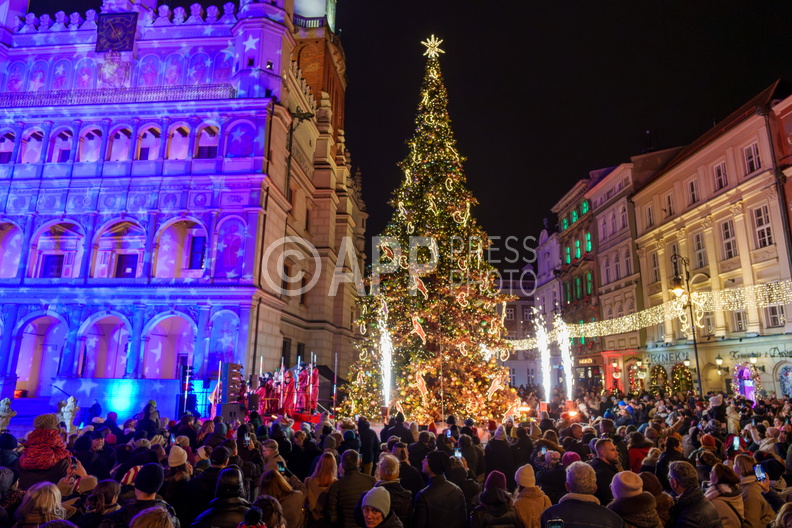 Uroczyste zapalenie swiatelek na miejskiej choince