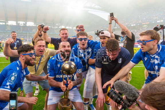 Mikael Ishak z pucharem mistrza Polski