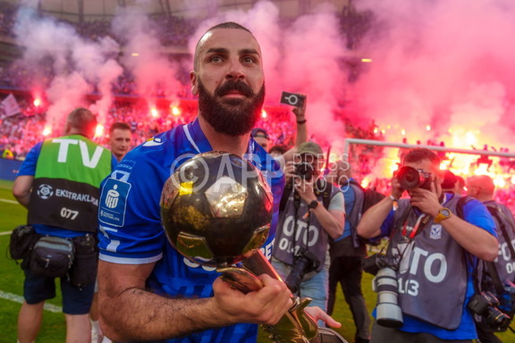 Mikael Ishak z pucharem mistrza Polski