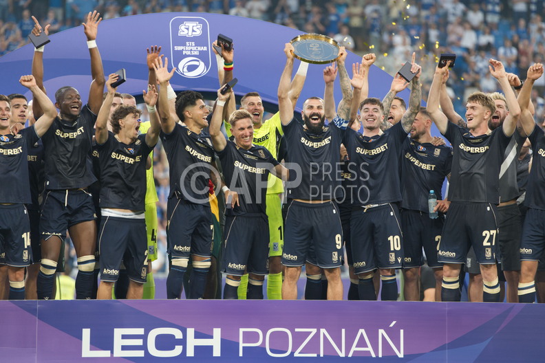 Triumf pilkarzy Lecha Poznan po zdobyciu Superpucharu