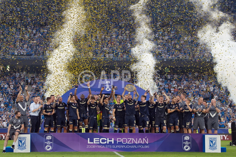 Triumf pilkarzy Lecha Poznan po zdobyciu Superpucharu