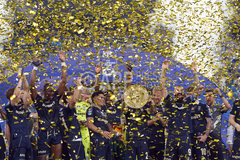 Triumf pilkarzy Lecha Poznan po zdobyciu Superpucharu