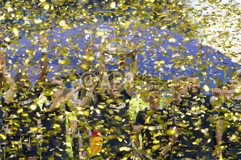Triumf pilkarzy Lecha Poznan po zdobyciu Superpucharu