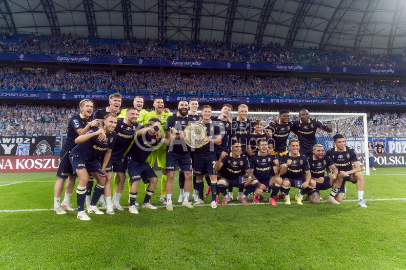 Triumf pilkarzy Lecha Poznan po zdobyciu Superpucharu