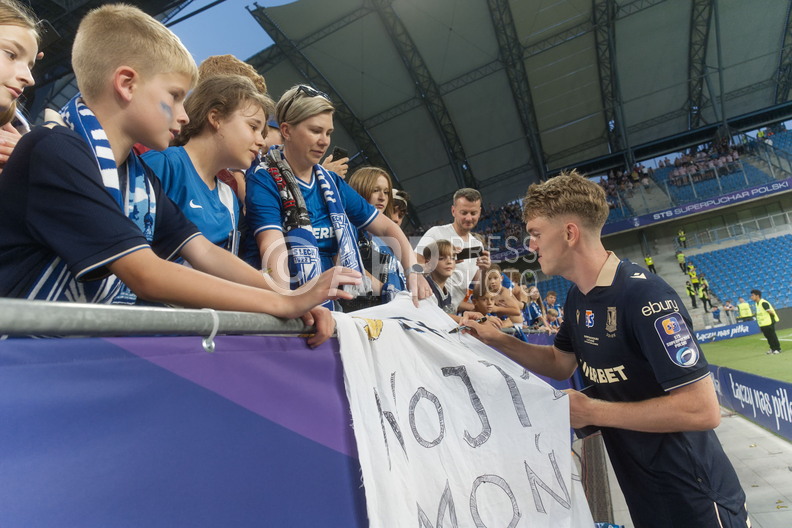 Wojciech Monka rozdaje autografy kibicom