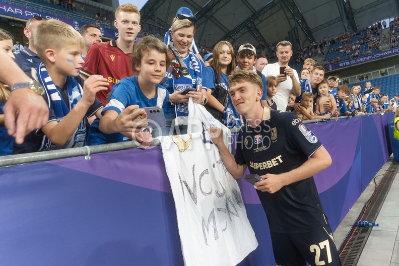Wojciech Monka rozdaje autografy kibicom