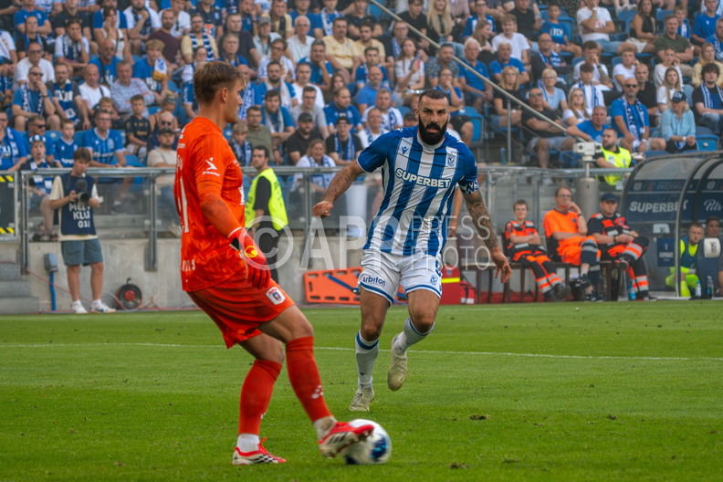 Mads Hedenstad i Mikael Ishak podczas meczu