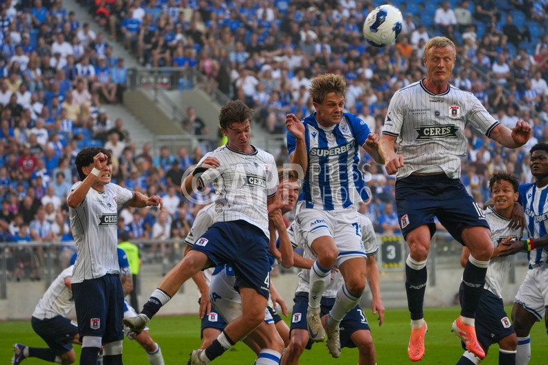 Robert Gumny w walce z pilkarzami AGF Aarhus