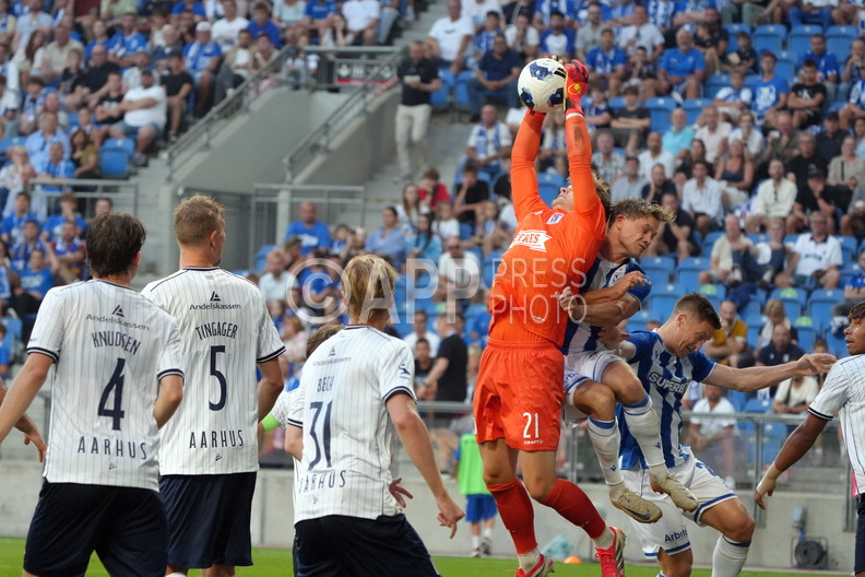 Mads Hedenstad podczas interwencji w meczu z Lechem Poznan