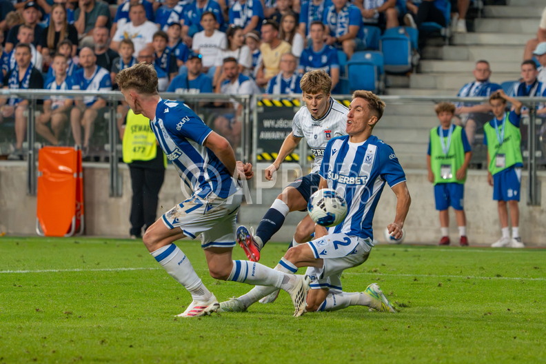 Frederik Emmery oddaje strzal w meczu z Lechem Poznan