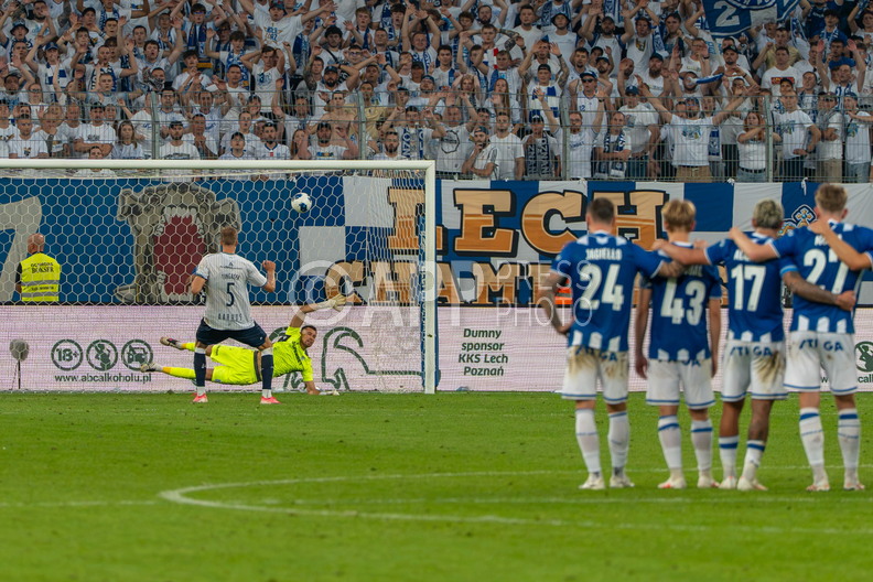 Frederik Tingager wykonuje rzut karny przeciwko Lechowi Poznan