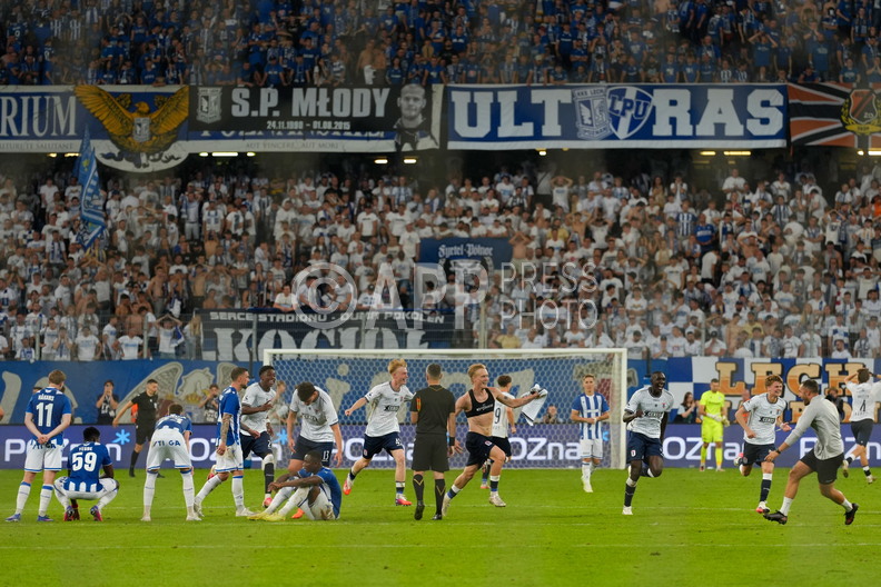 Radosc pilkarzy AGF Aarhus po zwyciestwie w rzutach karnych