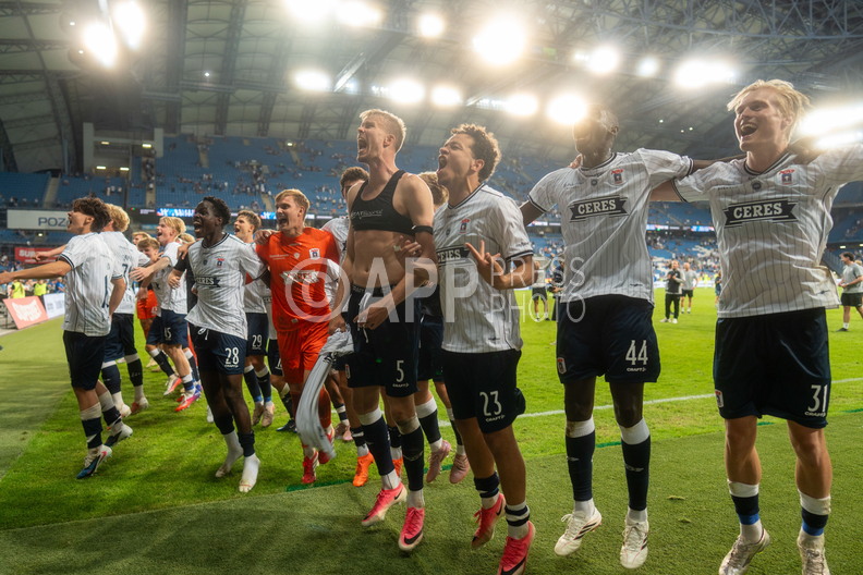 Radosc pilkarzy AGF Aarhus po zwyciestwie nad Lechem Poznan